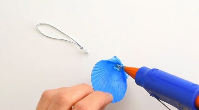 How to Make Glittery Snowflake Window Clings â A Sparkling Christmas DIY