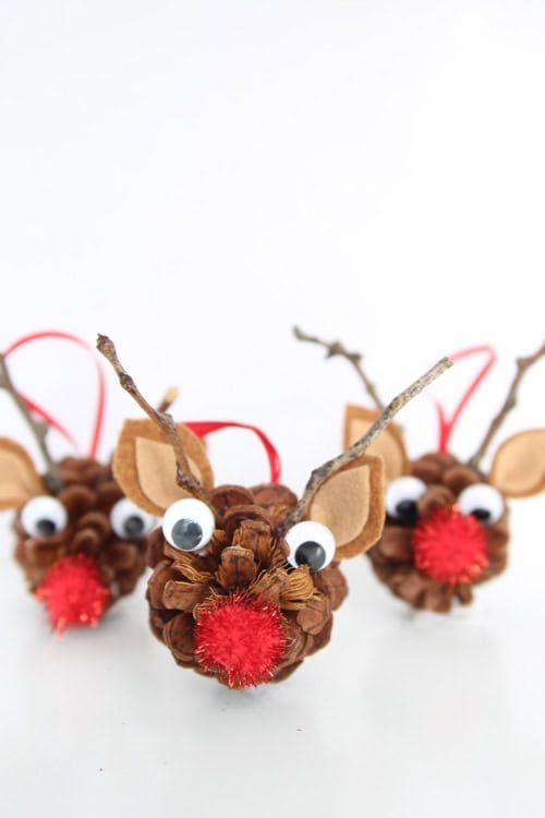 These pinecone reindeer are the most adorable kids Christmas craft! Make these DIY pinecone ornaments this year to adorn your tree!