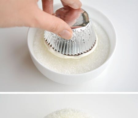 Easy Snowman Cupcakes – A Frosty Treat for Christmas Parties These easy snowman cupcakes would be PERFECT for a winter birthday party, a Christmas party, or just a fun baking activity with the kids! So cute and easy!