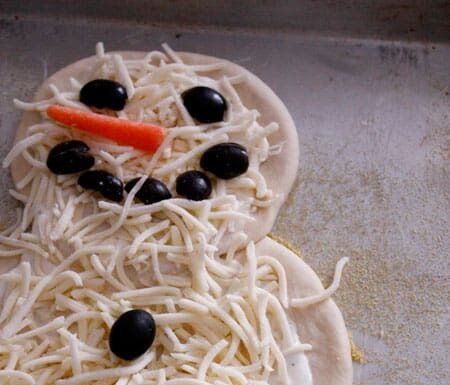How to Make Snowman Pizza Recipe â A Cute and Delicious Winter Meal Idea snowman pizza
