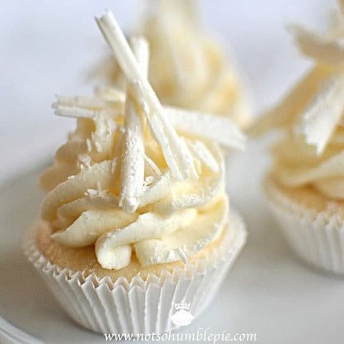 30+ Easy Christmas Cupcake Ideas - White Christmas Cupcake